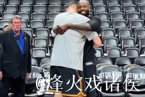 火箭官推:约基奇赛前与杰夫-格林相拥交流 火箭官推:约基奇赛前与杰夫-格林相拥交流